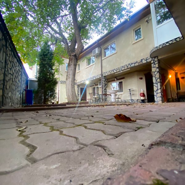 Exteriorul centrului și zona verde destinată rezidenților