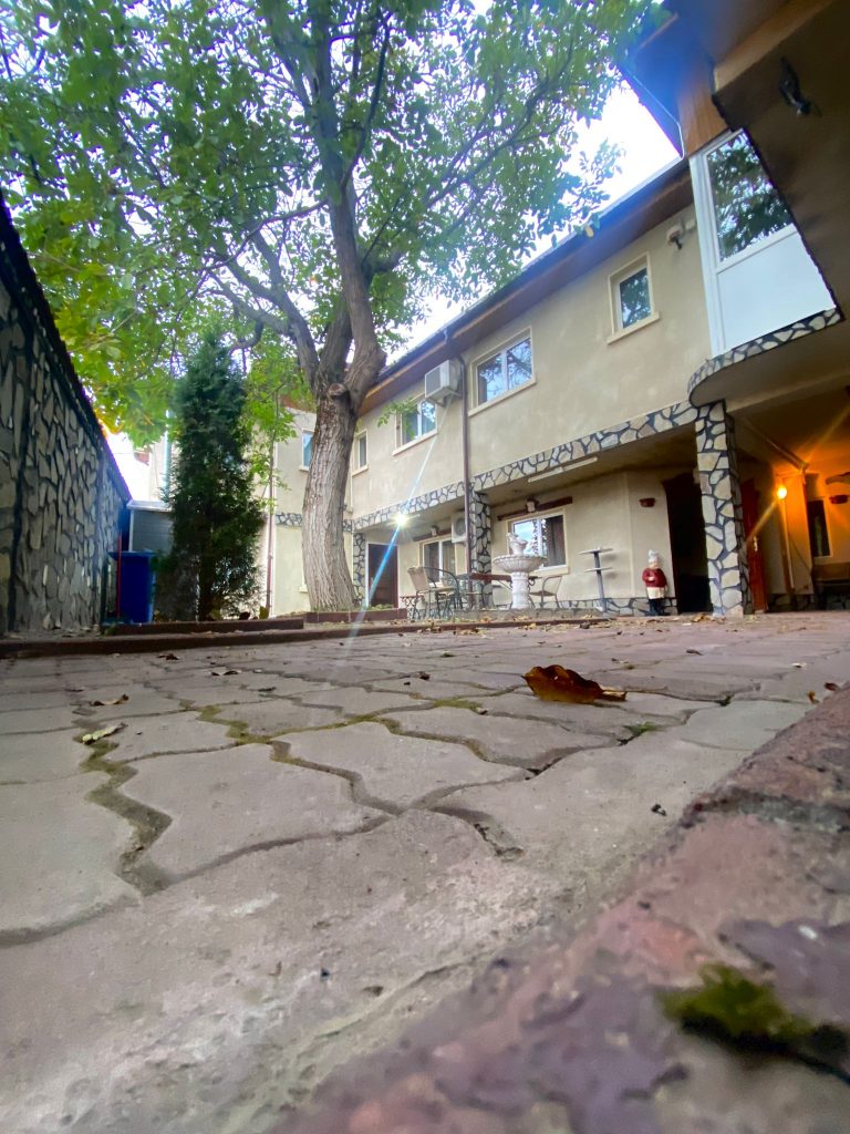 Exterior și spațiu verde Exteriorul centrului și zona verde destinată rezidenților