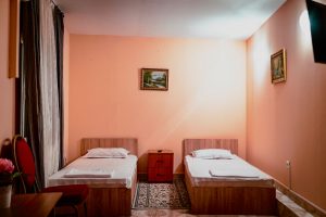 Cameră cu două paturi și mobilier pentru rezidenți