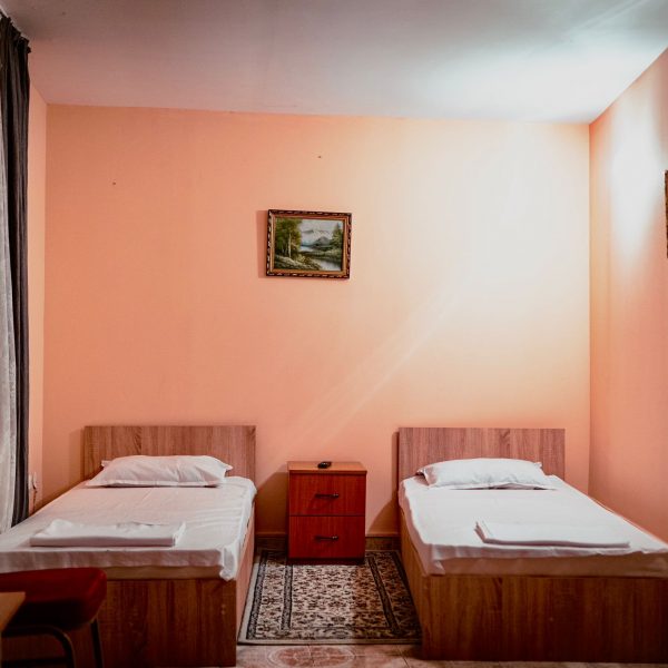 Cameră cu două paturi și mobilier pentru rezidenți