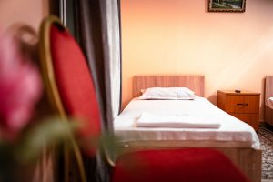 Cameră luminoasă și confortabilă pentru persoane vârstnice