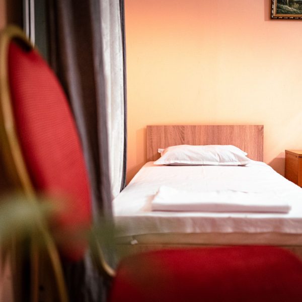 Cameră luminoasă și confortabilă pentru persoane vârstnice