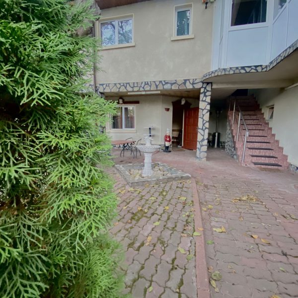 Zonă exterioară și acces secundar către clădire