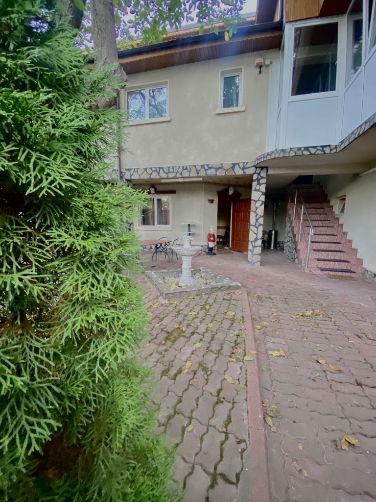 Acces secundar în centru Zonă exterioară și acces secundar către clădire