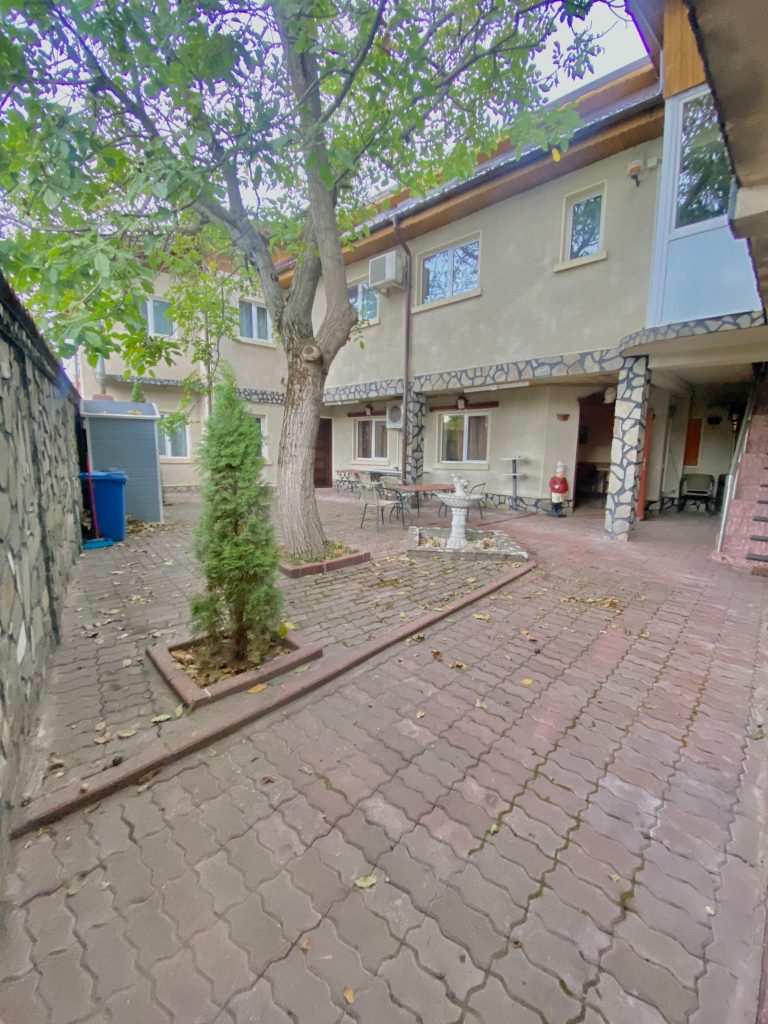 Fațada centrului de îngrijire Fațada clădirii Centrului Silenzia din Popești Leordeni