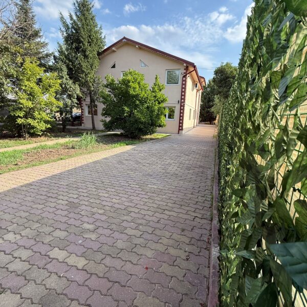 Curte amenajată și alee de acces pentru rezidenți