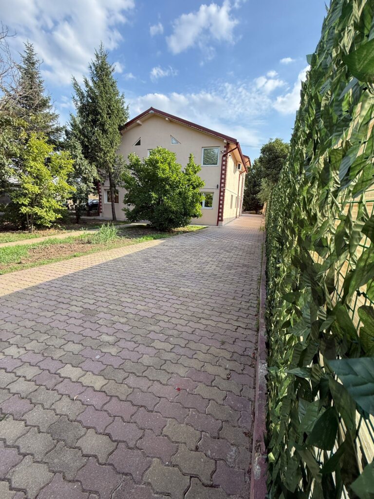 Curtea Centrului Silenzia Curte amenajată și alee de acces pentru rezidenți