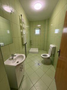 Baie adaptată nevoilor persoanelor vârstnice