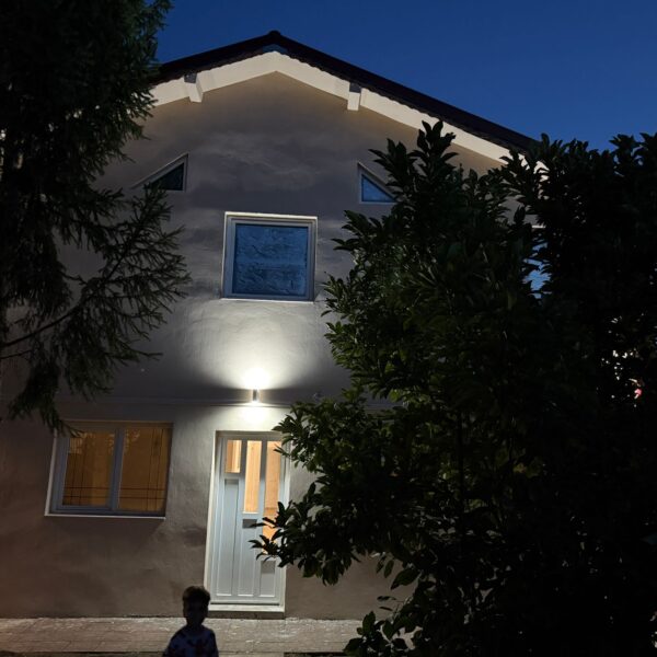 Intrarea Centrului Silenzia iluminată pe timp de seară