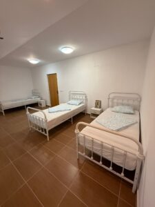 Cameră cu trei paturi pentru rezidenții Centrului Silenzia
